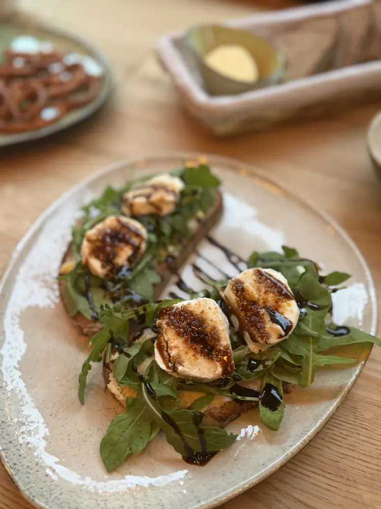 Sauerteig-Toast mit gratiniertem Ziegenkäse, Rucola und Balsamico