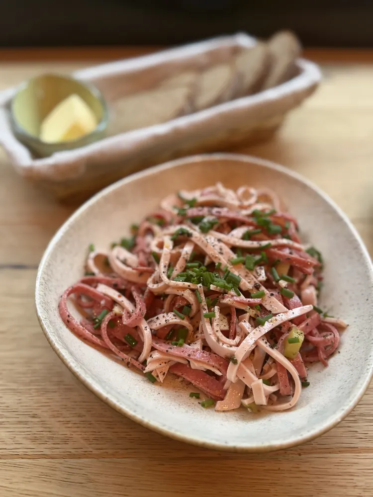 Oma Rosis Wurstsalat mit Zwiebeln und Schnittlauch, dazu Brot und Butter