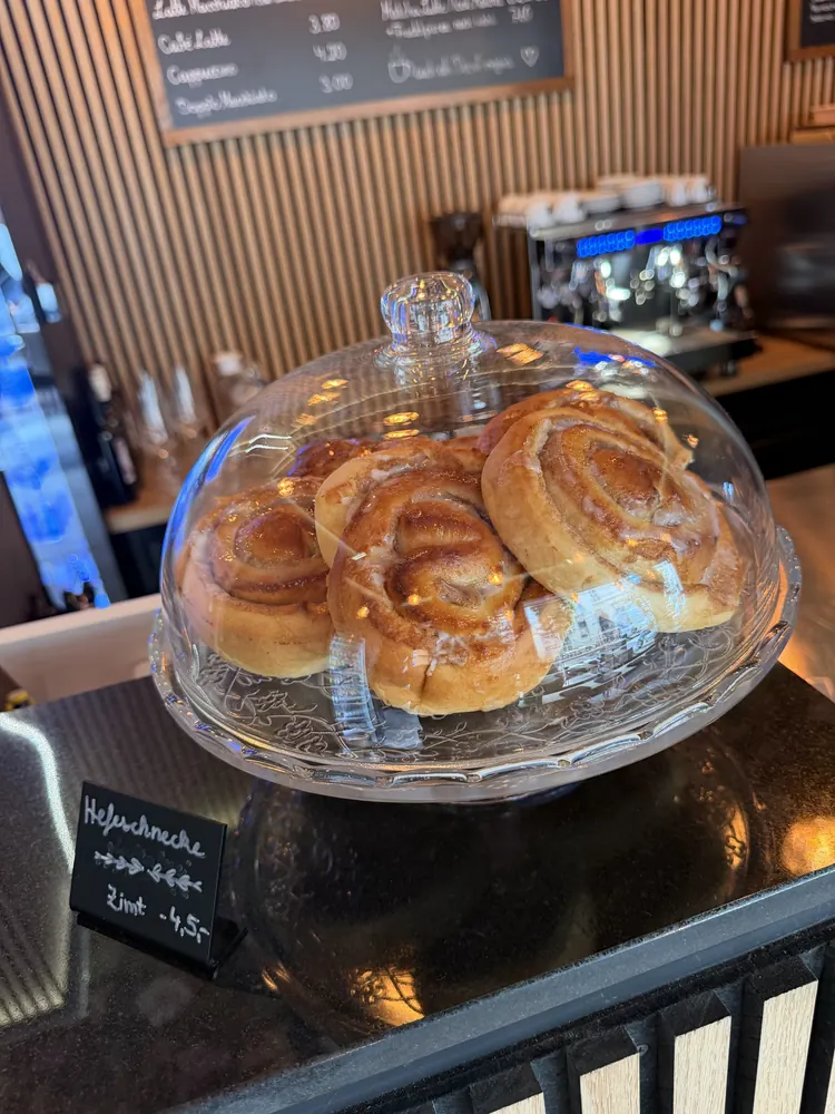 Zimtschnecken unter einer Glasglocke auf dem Tresen